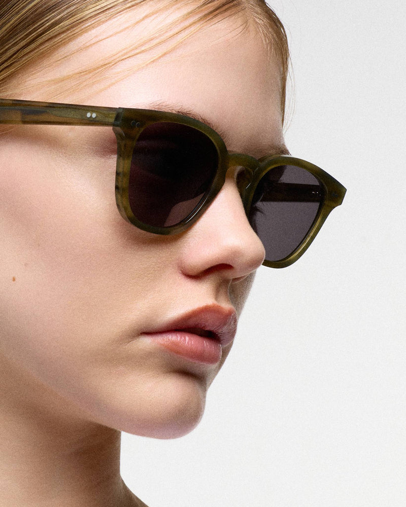 River Olive Demi - grey solid lens