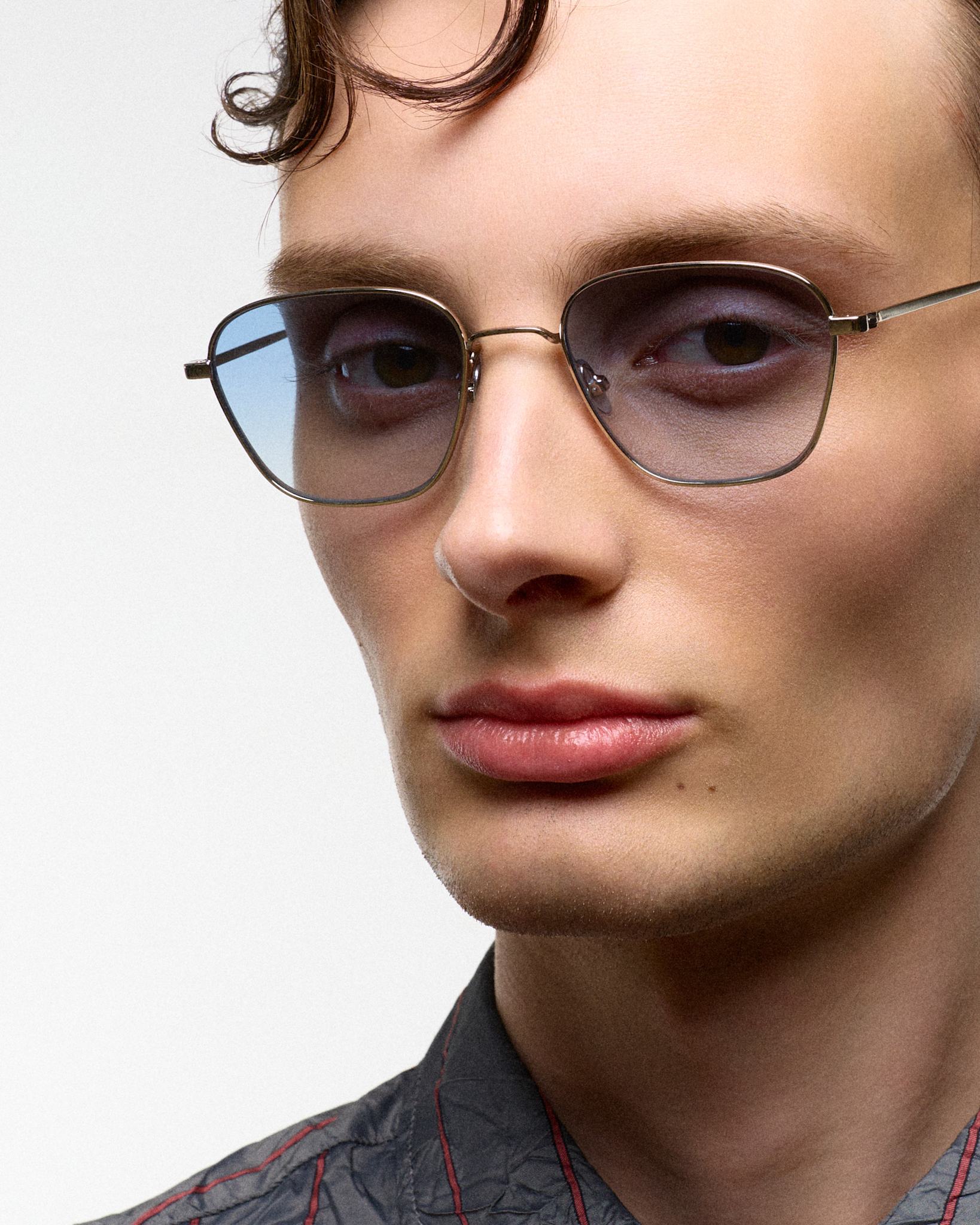 Otis Silver - blue gradient lens