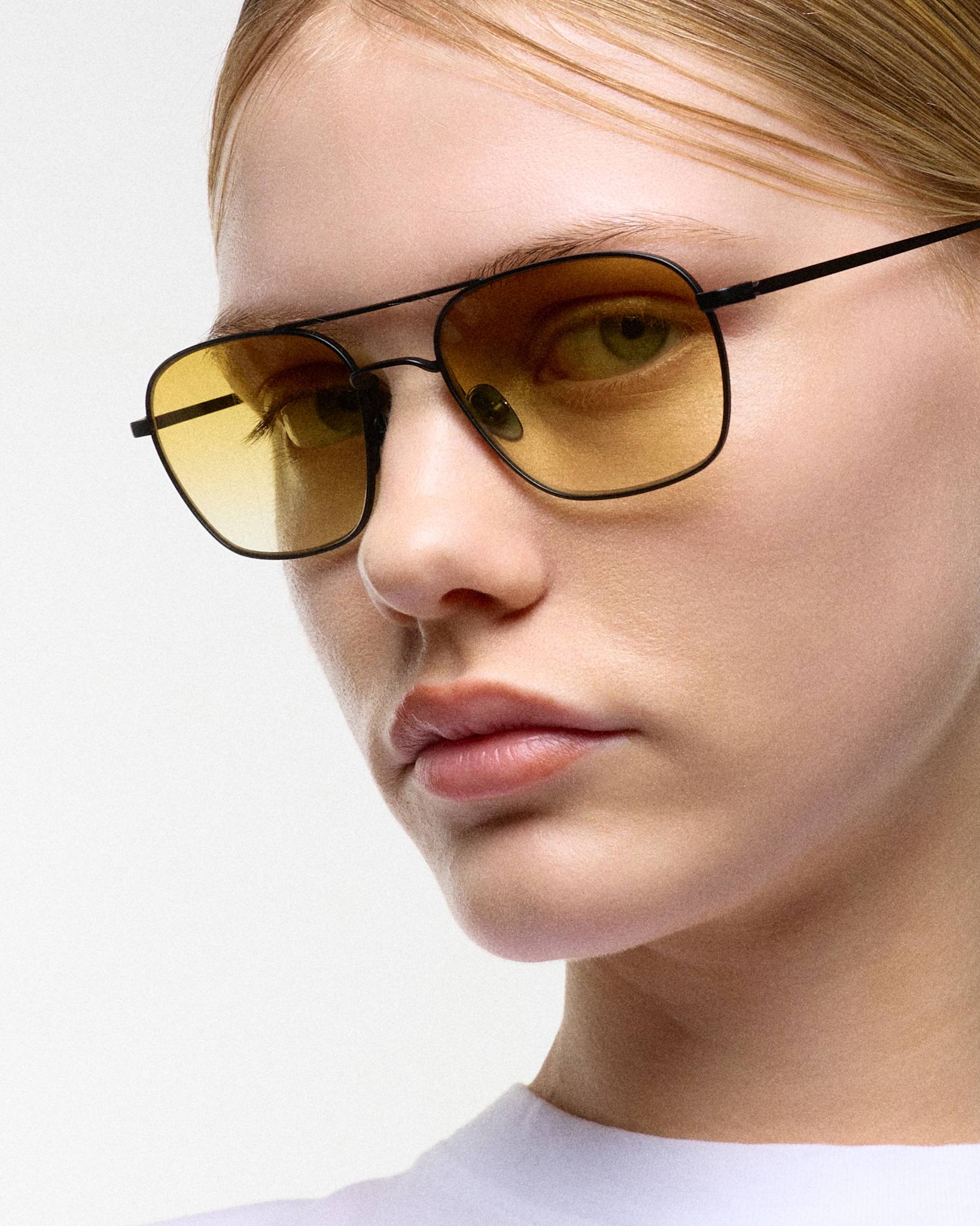 Dion matt Black - yellow gradient lens