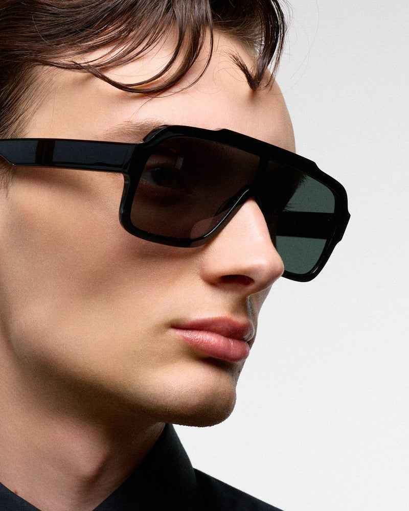 Aspen Black - green solid lens