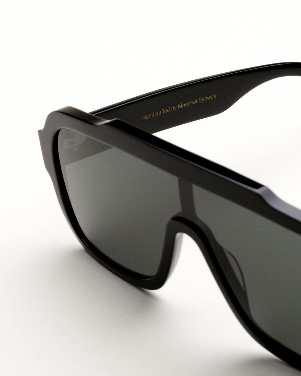 Aspen Black - green solid lens