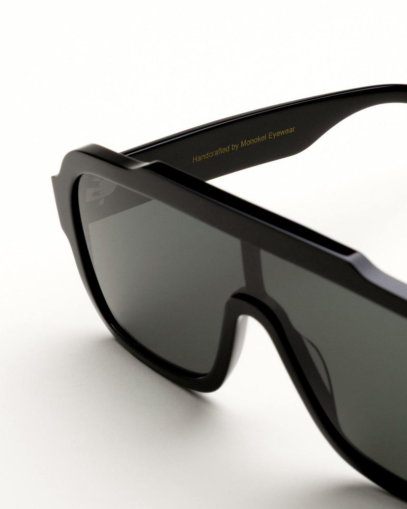 Aspen Black - green solid lens