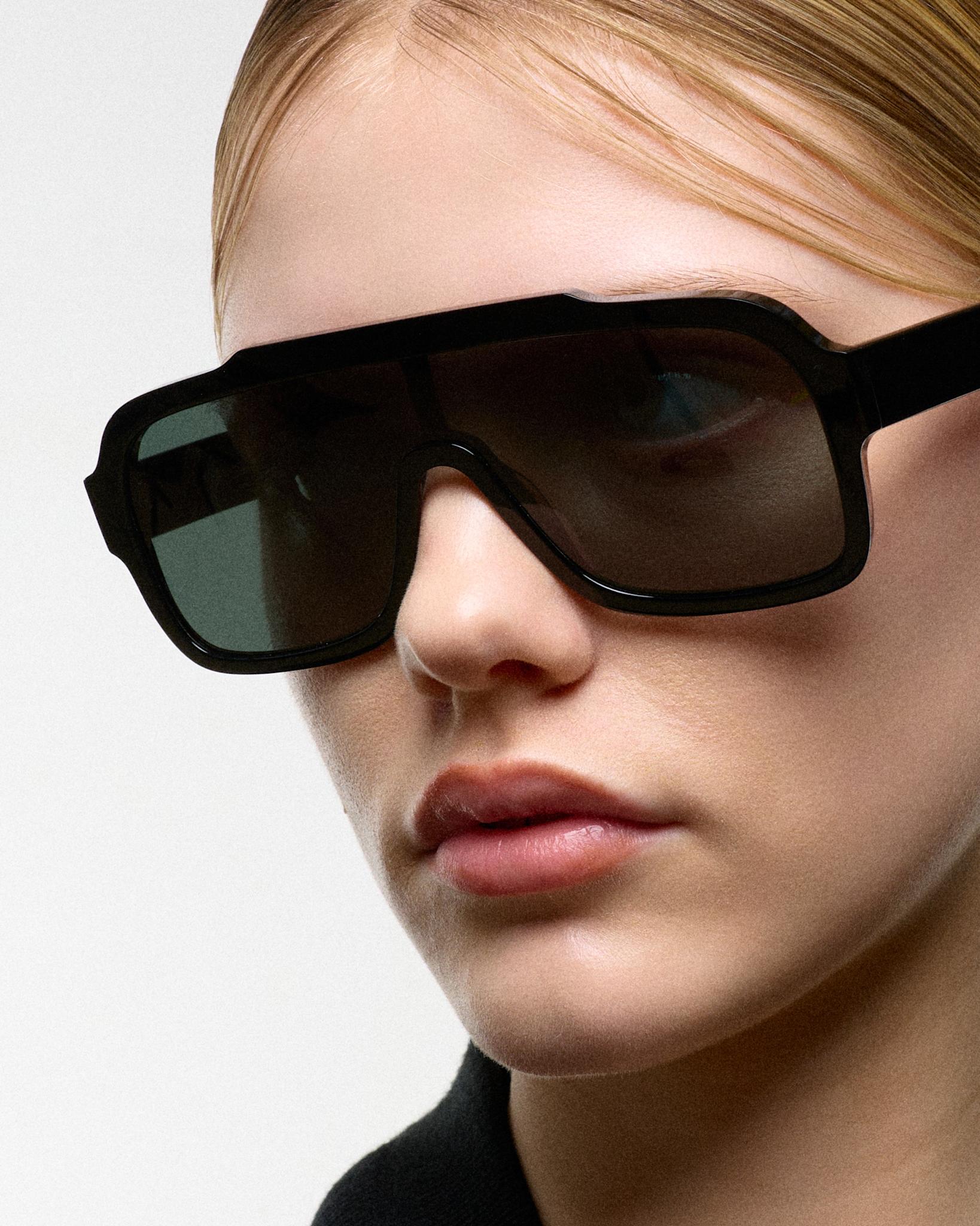 Aspen Black - green solid lens