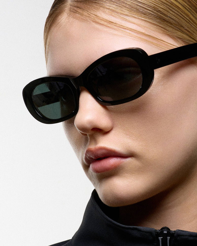 Belle Black - green solid lens