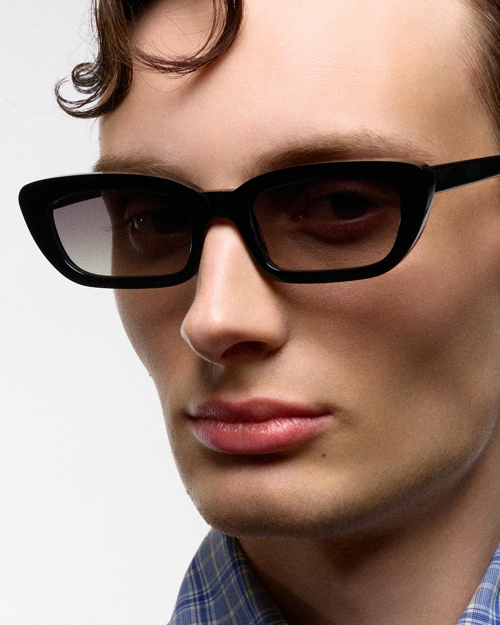 Nova Black - grey gradient lens