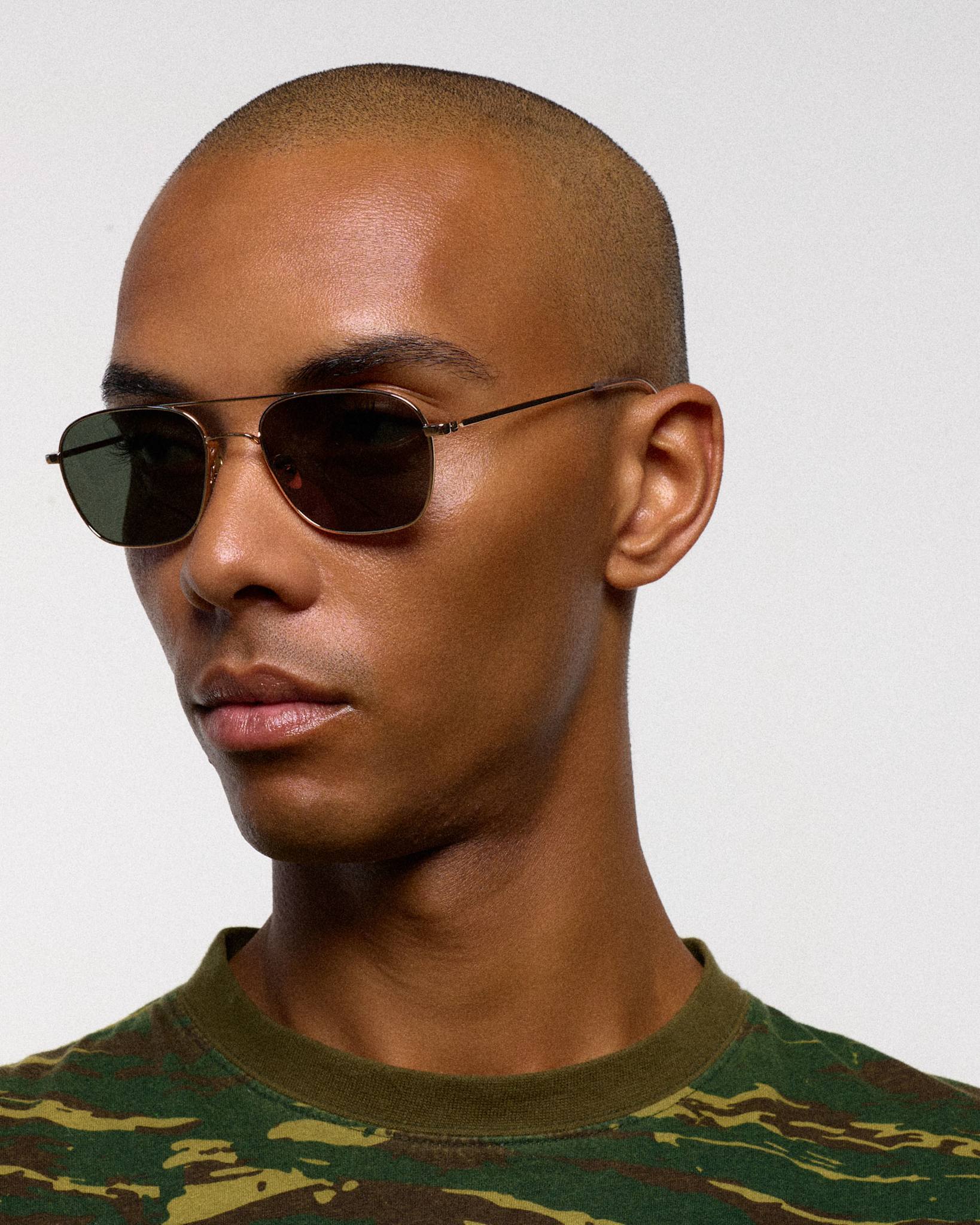 Dion Gold - green solid lens