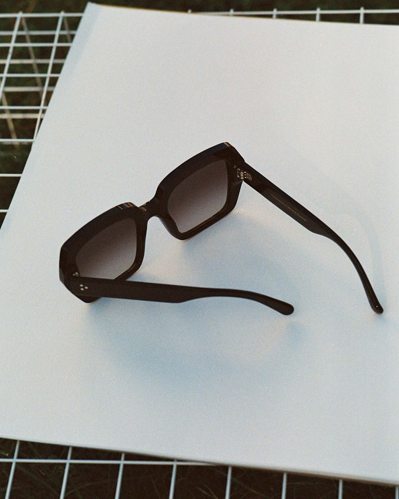 Kaia Black - grey gradient lens