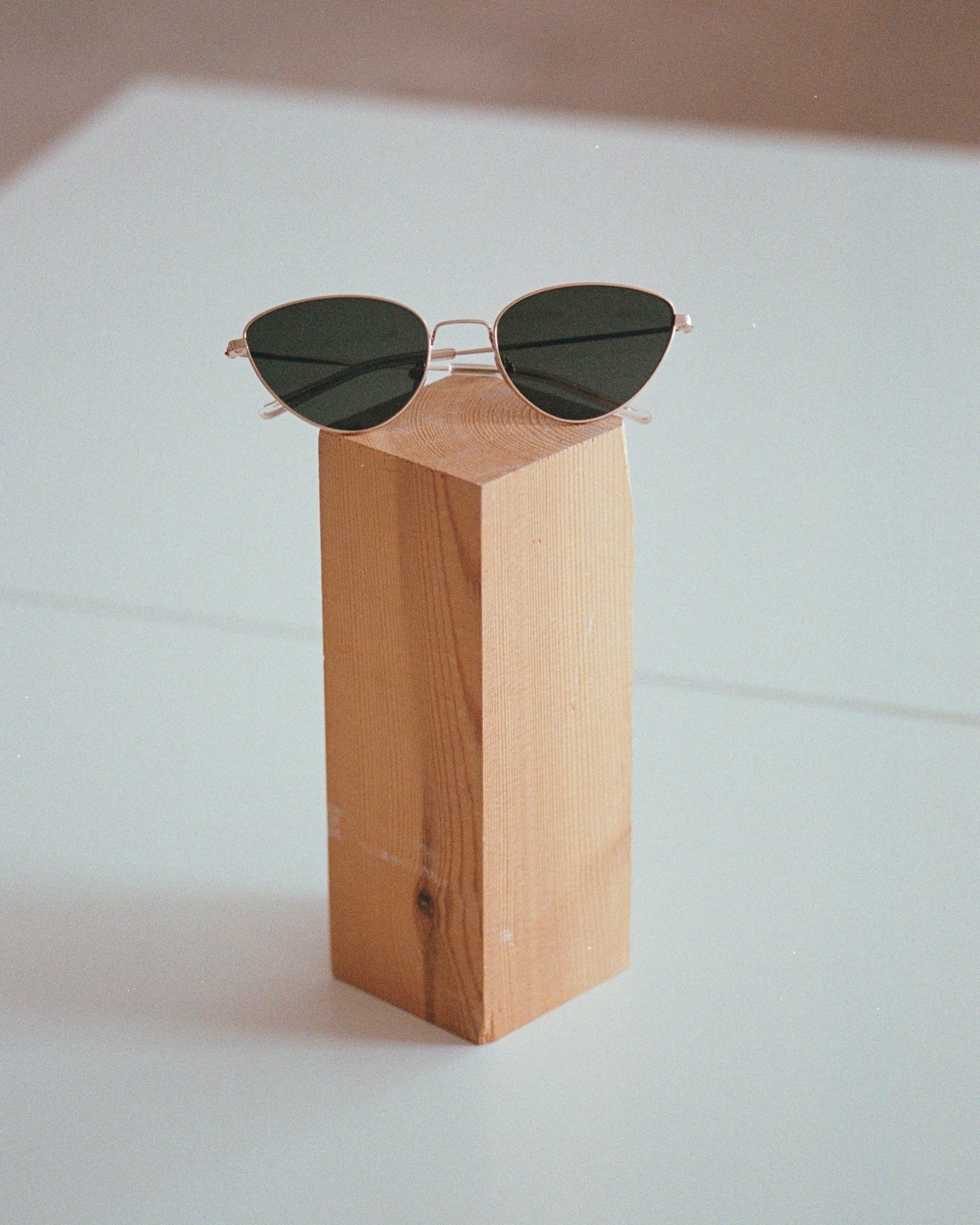 Luna Gold - green solid lens