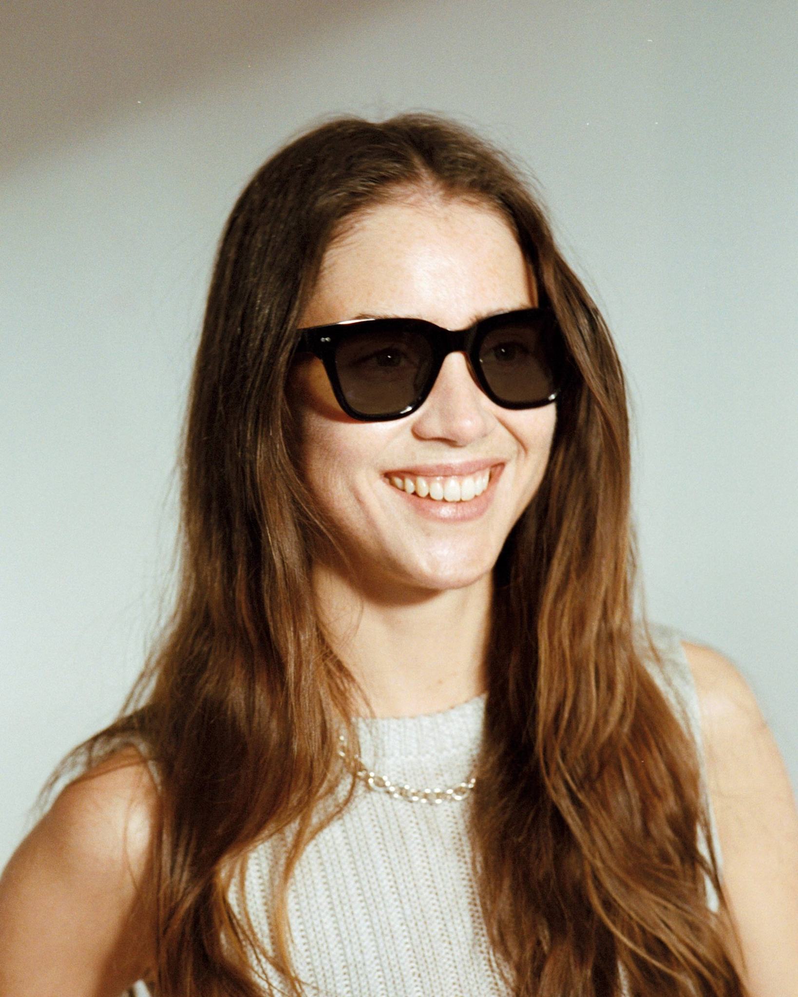 Ellis Black - green solid lens