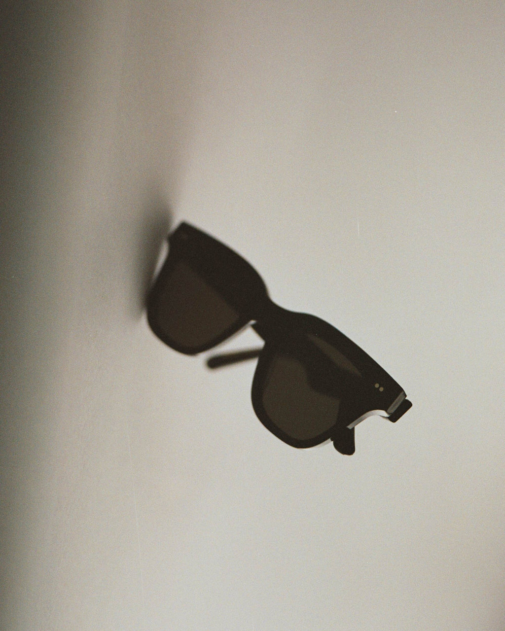 Ellis Black - green solid lens